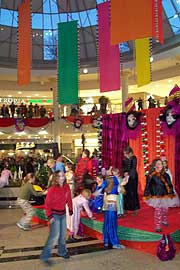Eine bunte B&uuml;hne l&auml;dt Kinder auch zum spielen ein (Foto: Martin Schmitz 2002)
